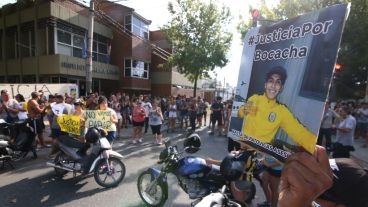 Familiares y amigos de Carlos Orellano piden justicia en la puerta del IML.