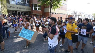 Familiares y amigos de Carlos Orellano piden justicia en la puerta del IML.