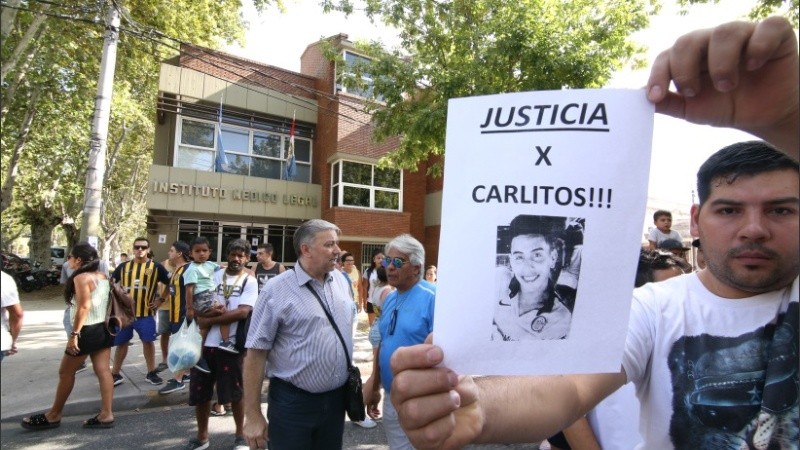 Familiares y amigos de Carlos Orellano piden justicia en la puerta del IML.