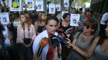 La perito de la querella, Virginia Creimer, antes de ingresar a la autopsia.