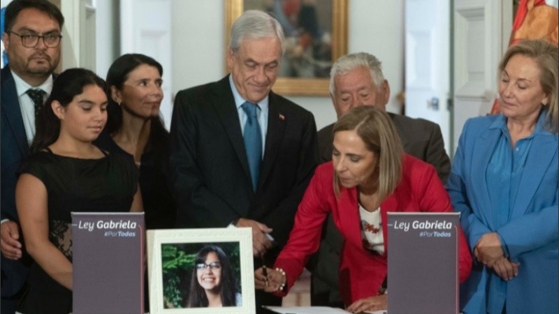 El mandatario firmó la nueva norma que amplía el universo de casos considerados femicidio.