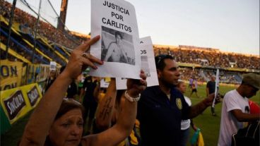 Allegados a "Bocacha" recorrieron la cancha de Central para pedir justicia. (FotoBaires)