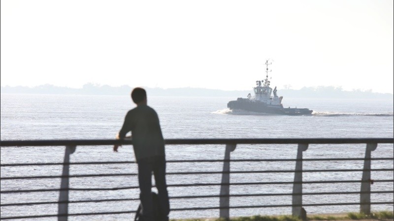 Humo sobre el agua, en la zona del Parque España.