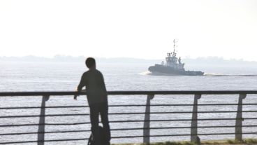 Humo sobre el agua, en la zona del Parque España.