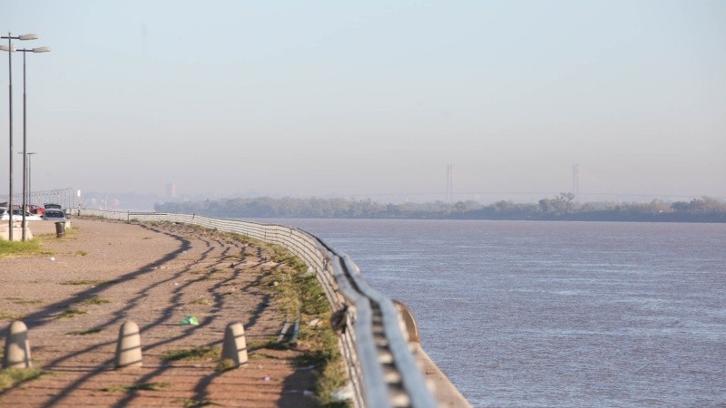 El puente Rosario Victoria casi no se veía desde los galpones del CEC. 