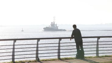 Así se veía el río Paraná desde la costa central rosarina este martes por la mañana.