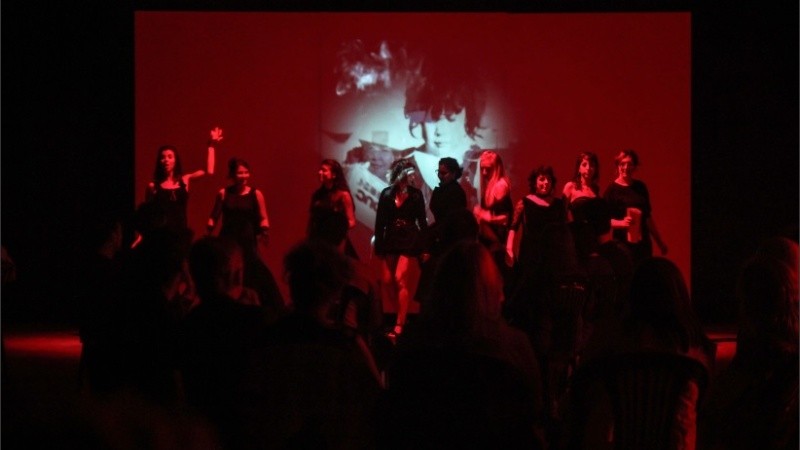 En Heroínas, nueve mujeres van y vienen durante una hora para compartir y celebrar sus vidas