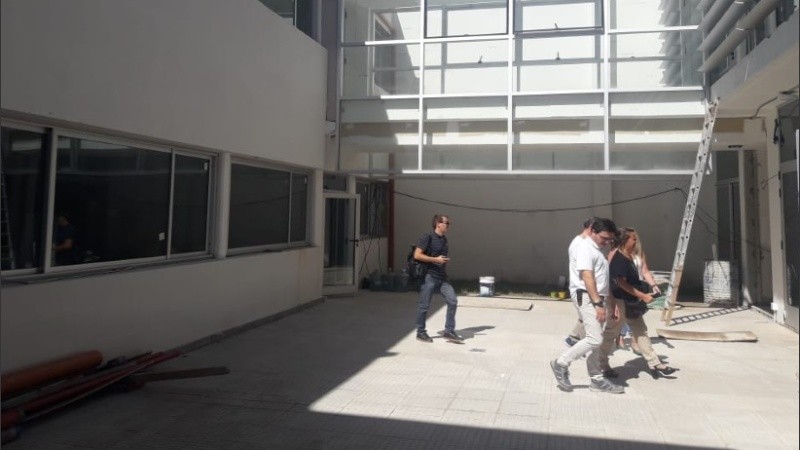 Las obras casi concluidas en el Profesorado Nº 16, frenadas por falta de pago.