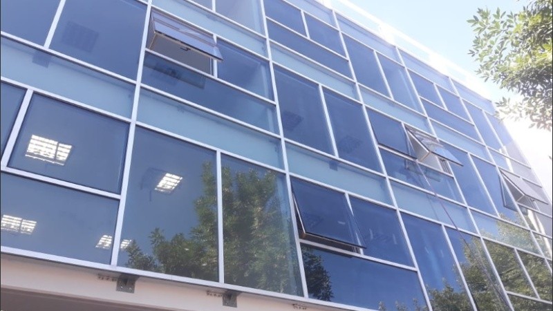 La fachada del nuevo edificio del Profesorado Nº 16, en Urquiza al 3.400.