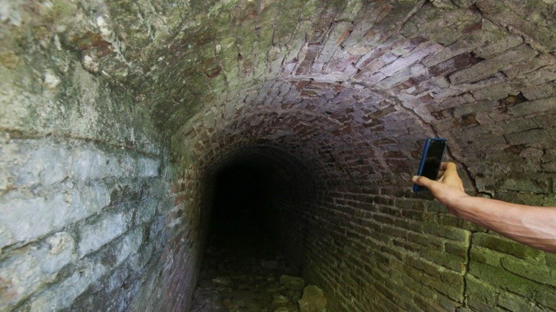 El ingreso al túnel de varios metros de largo ubicado en el corazón del monte Caballero.