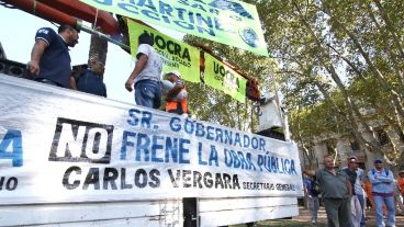 La Uocra se moviliza frente a Gobernación