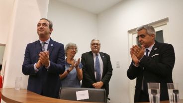 Javkin, acompañado por el decano de la UNR Franco Bartolacci y el historiador Miguel de Marco (hijo).