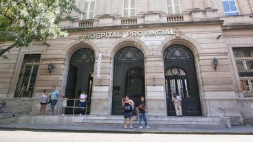 El hombre sufre rinitis y febrícula.