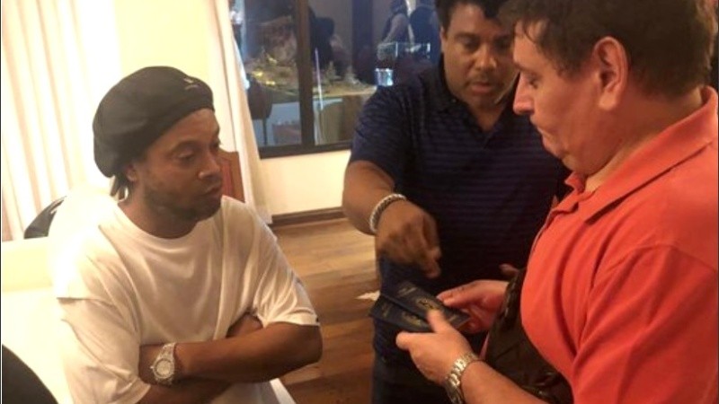 Ronaldinho presentó un pasaporte adulterado que expresa nacionalidad 