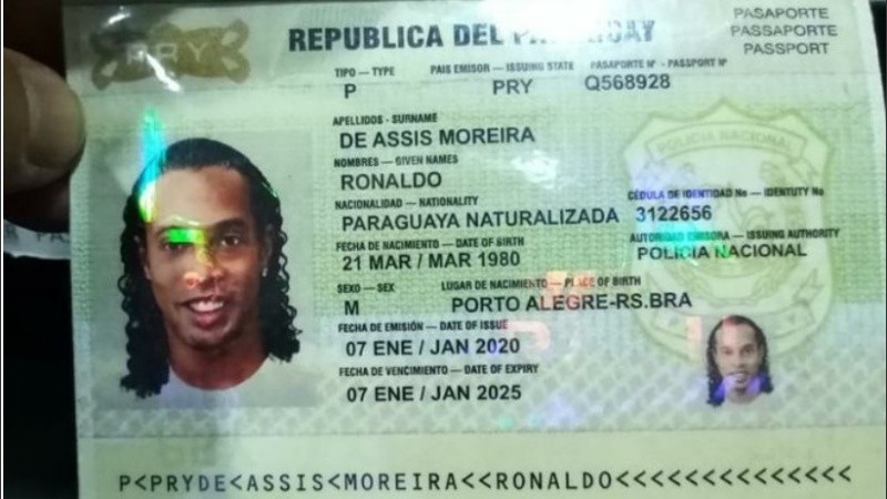 Ronaldinho presentó un pasaporte adulterado que expresa nacionalidad 