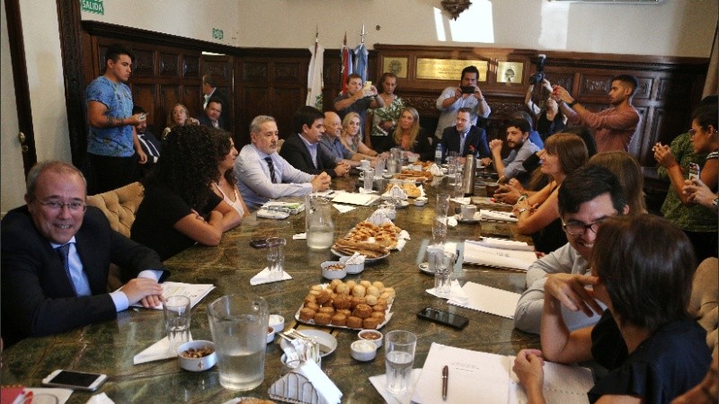 El encuentro comenzó aproximadamente a las 9.30 de este jueves.