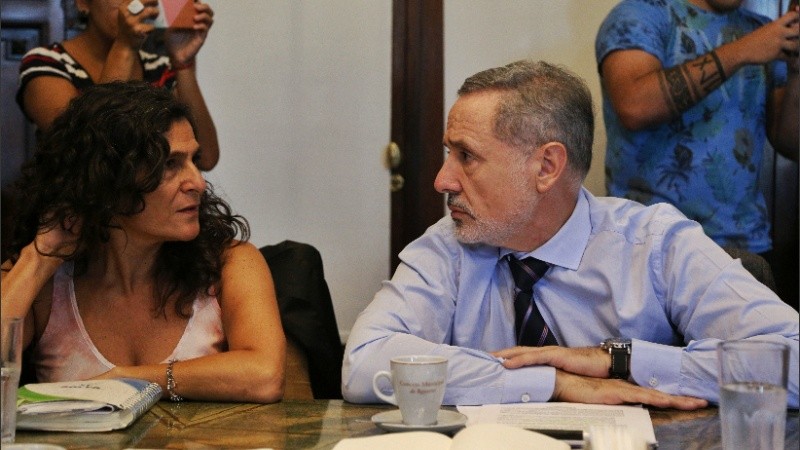 Sain al lado de la concejala Norma López.