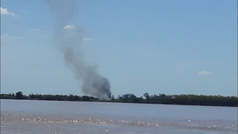 Así se veía este viernes un foco de incendio desde el club Rosario Central.