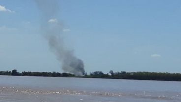 Así se veía este viernes un foco de incendio desde el club Rosario Central.