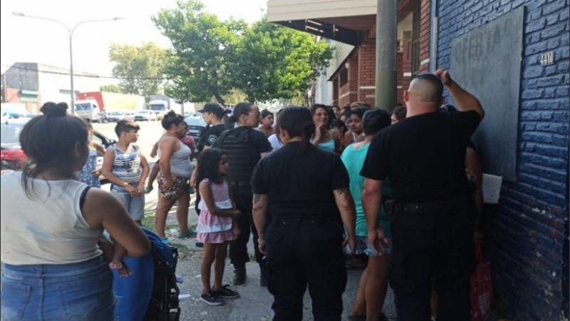Los vecinos se agolparon en la puerta para retirar los alimentos. 
