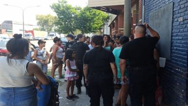 Los vecinos se agolparon en la puerta para retirar los alimentos.