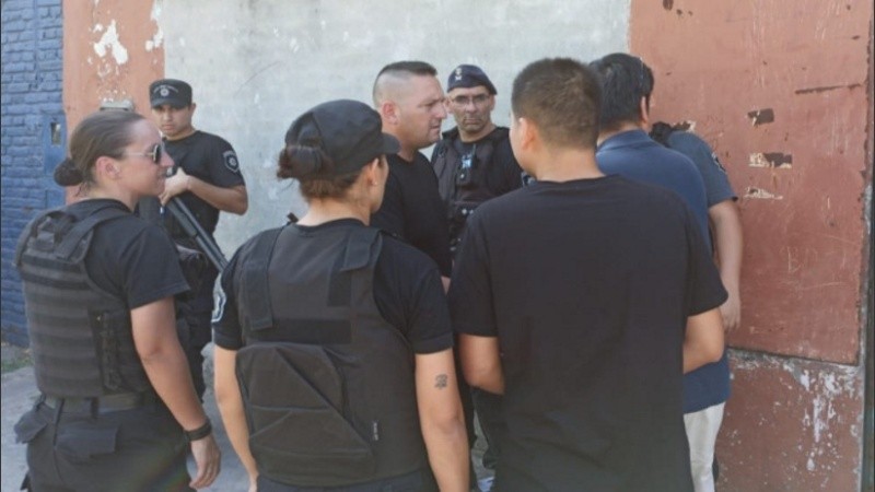 Ante la presencia masiva de vecinos en la puerta del comercio, la policía concurrió al lugar.