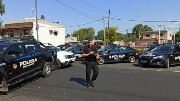 Móviles policiales se hicieron presentes en el comercio de Av Perón al 4.400, ante la concurrencia masiva de vecinos pidiendo alimentos.