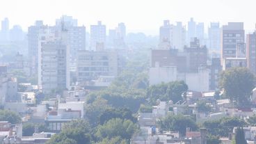 El humo sobre la ciudad, desde barrio Abasto hacia el este.