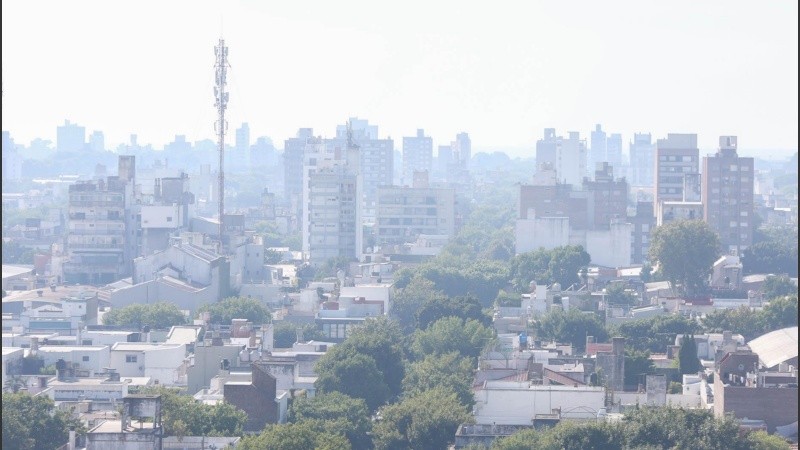 El humo sobre la ciudad, desde barrio Abasto hacia el este.
