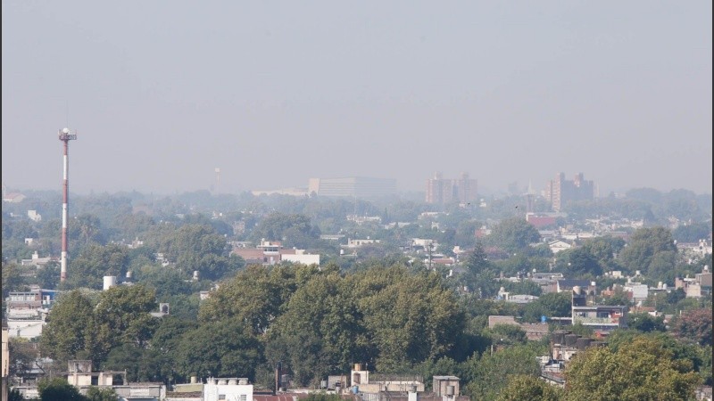 El humo sobre la ciudad, desde barrio Abasto hacia el este.