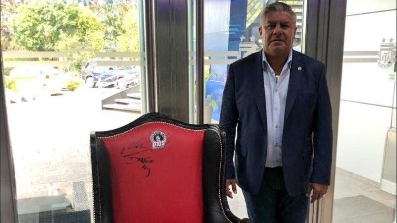 Chiqui Tapia con el sillón de Diego, que ya está en la AFA. 