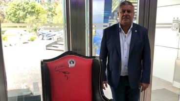 Chiqui Tapia con el sillón de Diego, que ya está en la AFA.