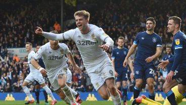 El festejo del Leeds del Loco, por el triunfo y la punta.