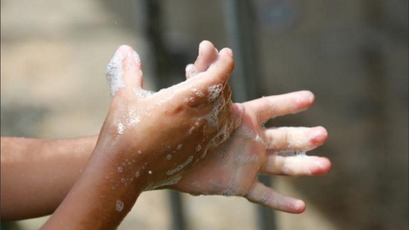 Lavarse las manos, medida de prevención fundamental.