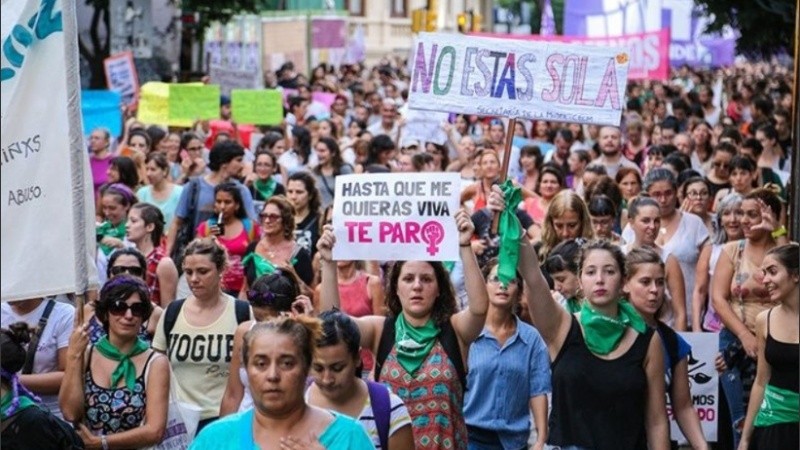 La marcha por el Paro Internacional y Plurinacional de Mujeres, Lesbianas, Bisexuales, Travestis, Trans, No Binaries, Afros, Originarias e Indígenas en Rosario partirá este lunes a las 17 desde Plaza Montenegro.