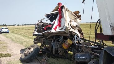 Así quedó el camión que maniobró para esquivar la vaca.