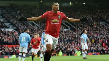 Martial celebra el primero.