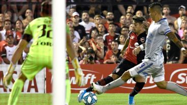 Palacios arremete en una llegada del primer tiempo.