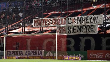 El homenaje de la hinchada al fallecido Juan Carlos Montes, primer técnico campeón.