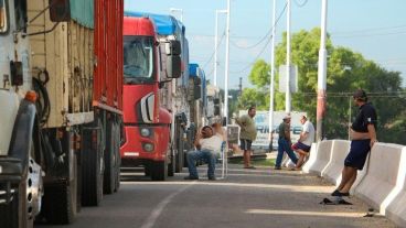 Los camiones sufren las demoras por los controles de la cuarentena en rutas y caminos.