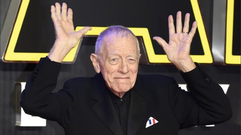Max von Sydow, con el afiche de Star Wars de fondo. En el Episodio VII interpretó a Lor San Tekka.