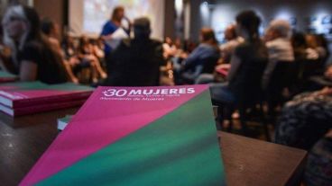 La portada de “+30 mujeres” representa la lucha por el aborto legal, seguro y gratuito –simbolizado en el pañuelo verde– y la campaña por la emergencia nacional en violencia contra las mujeres –representado en el pañuelo rosa–.
