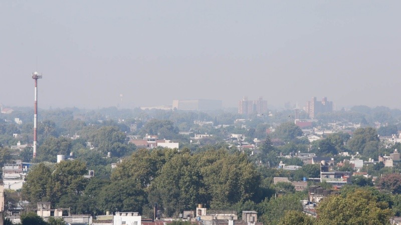 ¿Hasta cuándo? El cielo ahumado sobre Rosario, postal de las últimas semanas.