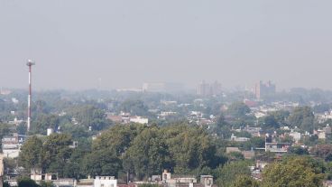¿Hasta cuándo? El cielo ahumado sobre Rosario, postal de las últimas semanas.