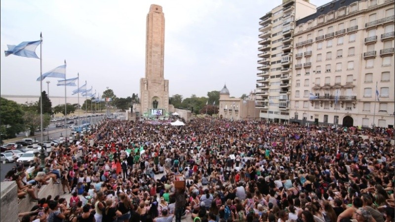 Impresionante concentración de mujeres en el Monumento, donde finalizó la marcha. 