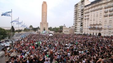 Impresionante concentración de mujeres en el Monumento, donde finalizó la marcha.