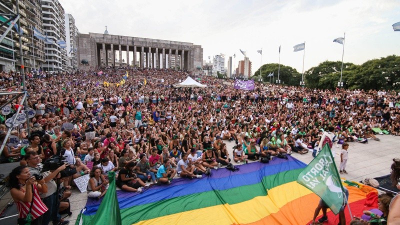 Impresionante concentración de mujeres en el Monumento, donde finalizó la marcha. 