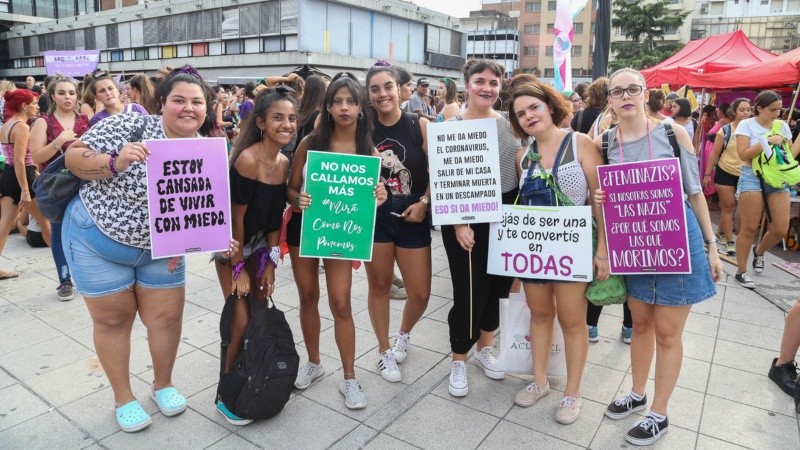 Muchas jóvenes con sus carteles en el inicio de la marcha en Plaza Montenegro. 