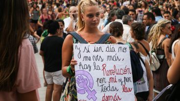 Muchas jóvenes con sus carteles en el inicio de la marcha en Plaza Montenegro.