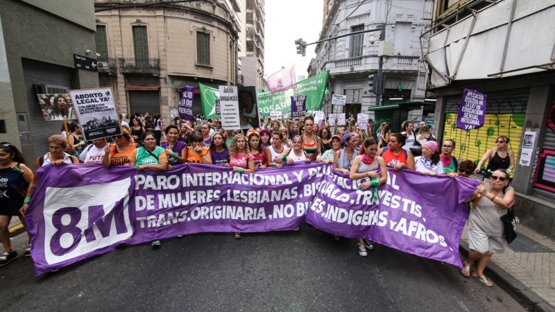 La multitudinaria marcha de mujeres por las calles del centro de Rosario este lunes. 